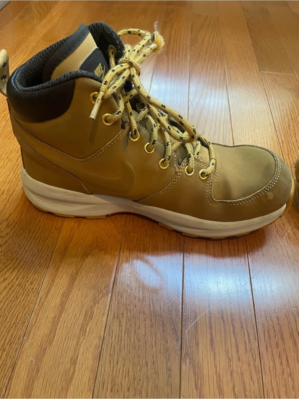 Nike Manoa Leather Boots Size 5Y Kids 37.5